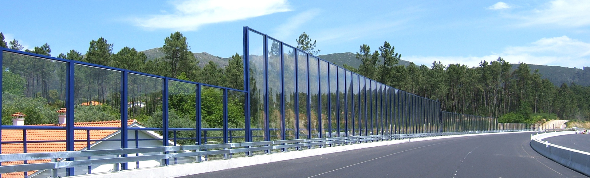 Transparent acrylic highway noise barrier along road